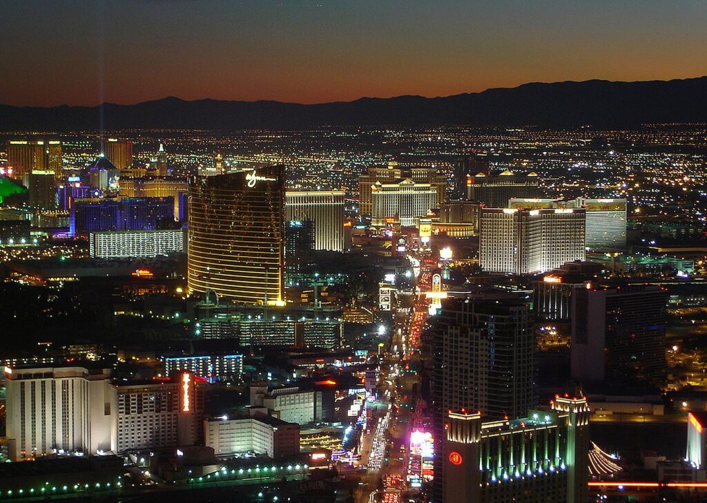 ¿Qué actividades únicas se pueden disfrutar en Las Vegas para celebrar un compromiso?