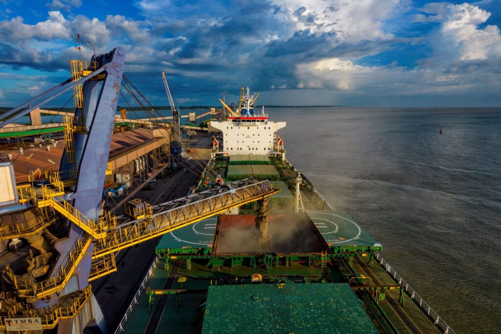 ¿Cuáles son los estilos de anillos de compromiso más recomendados para una propuesta en Porto?