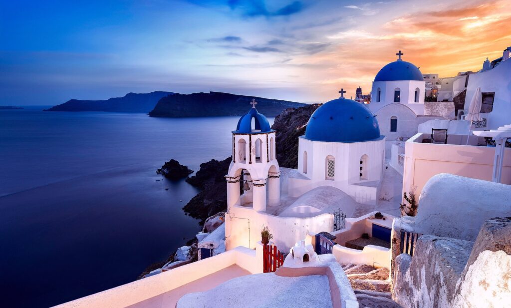 ¿Qué regalos simbólicos complementan perfectamente una propuesta de matrimonio en Santorini?
