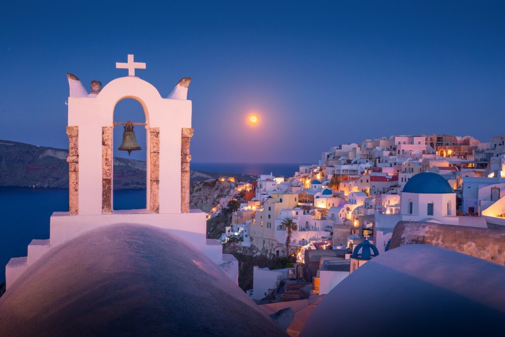 ¿Dónde se pueden encontrar rincones secretos y románticos para propuestas en Santorini?