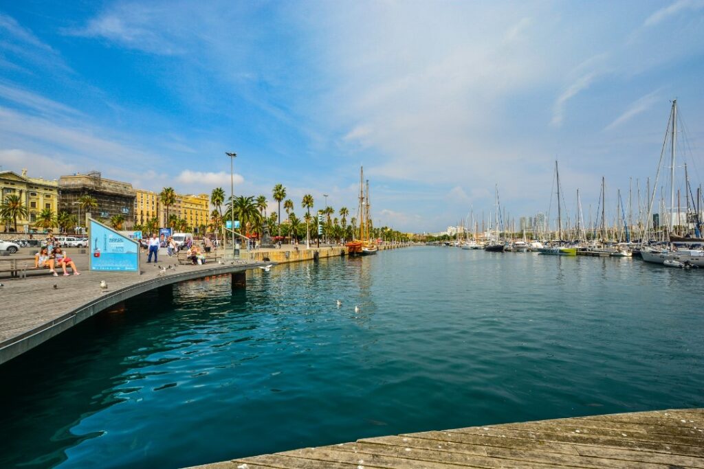 Qué Vestir en Barcelona: Guía para Turistas en Eventos Nocturnos con HolboxPhotos Qué Vestir en Barcelona: Guía para Turistas en Eventos Nocturnos con HolboxPhotos