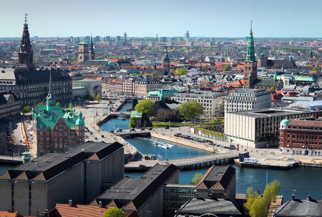 Descubre la moda sostenible en Copenhague: Guía de compras para viajeros en HolboxPhotos.