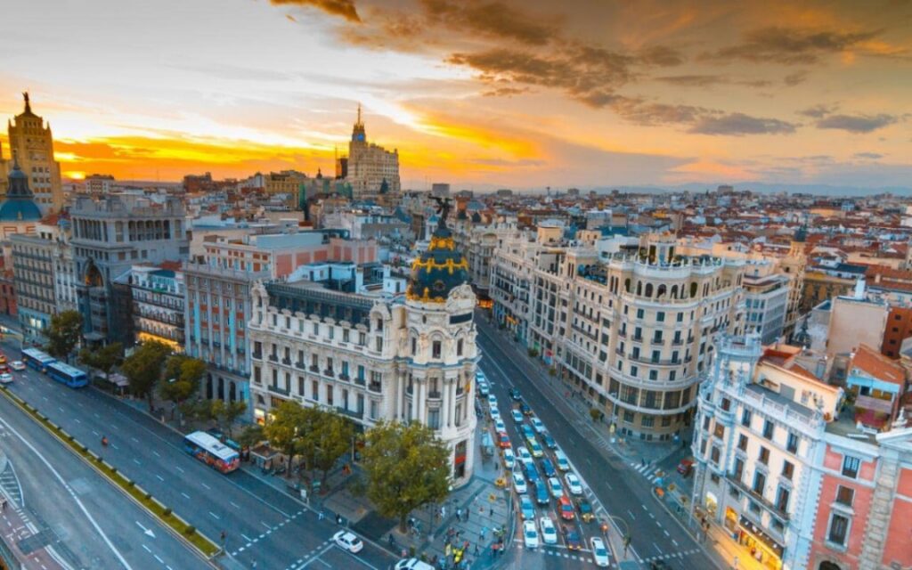 Descubre cómo lucir el estilo madrileño en tu ropa de viaje con HolboxPhotos Plataforma Descubre cómo lucir el estilo madrileño en tu ropa de viaje con HolboxPhotos Plataforma