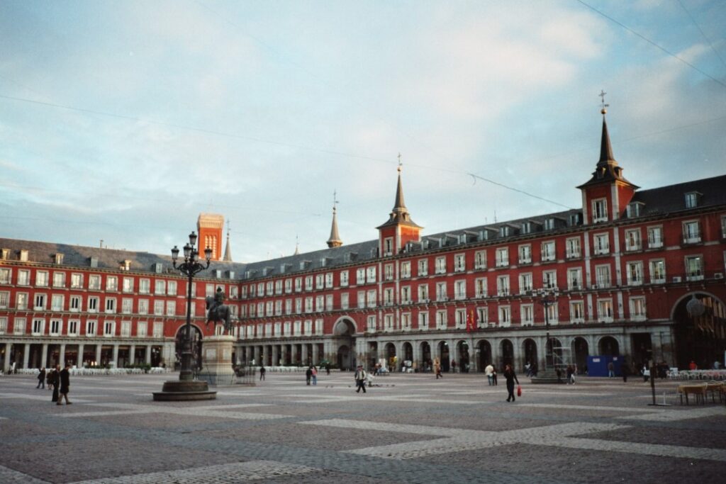 Guía de estilo para eventos nocturnos en Madrid: Consejos para turistas de HolboxPhotos Guía de estilo para eventos nocturnos en Madrid: Consejos para turistas de HolboxPhotos