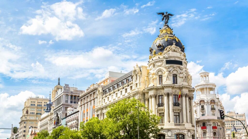 Descubre los imprescindibles para tu viaje a Madrid en invierno: Ropa y accesorios para disfrutar al máximo Descubre los imprescindibles para tu viaje a Madrid en invierno: Ropa y accesorios para disfrutar al máximo