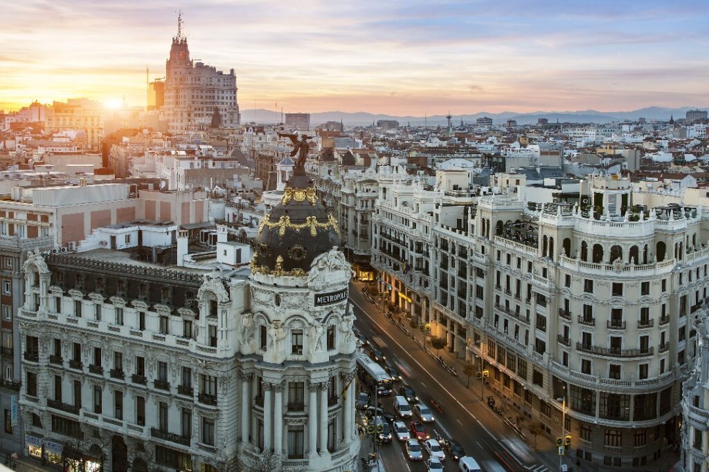Descubre la guía definitiva de outfits para visitar Madrid en primavera con HolboxPhotos Plataforma Descubre la guía definitiva de outfits para visitar Madrid en primavera con HolboxPhotos Plataforma