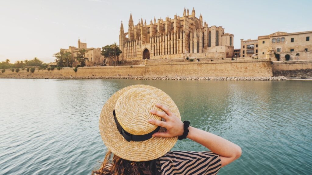 Guía de estilo para vestirse en Palma de Mallorca en un fin de semana: Consejos de moda para disfrutar al máximo tu viaje con HolboxPhotos Guía de estilo para vestirse en Palma de Mallorca en un fin de semana: Consejos de moda para disfrutar al máximo tu viaje con HolboxPhotos