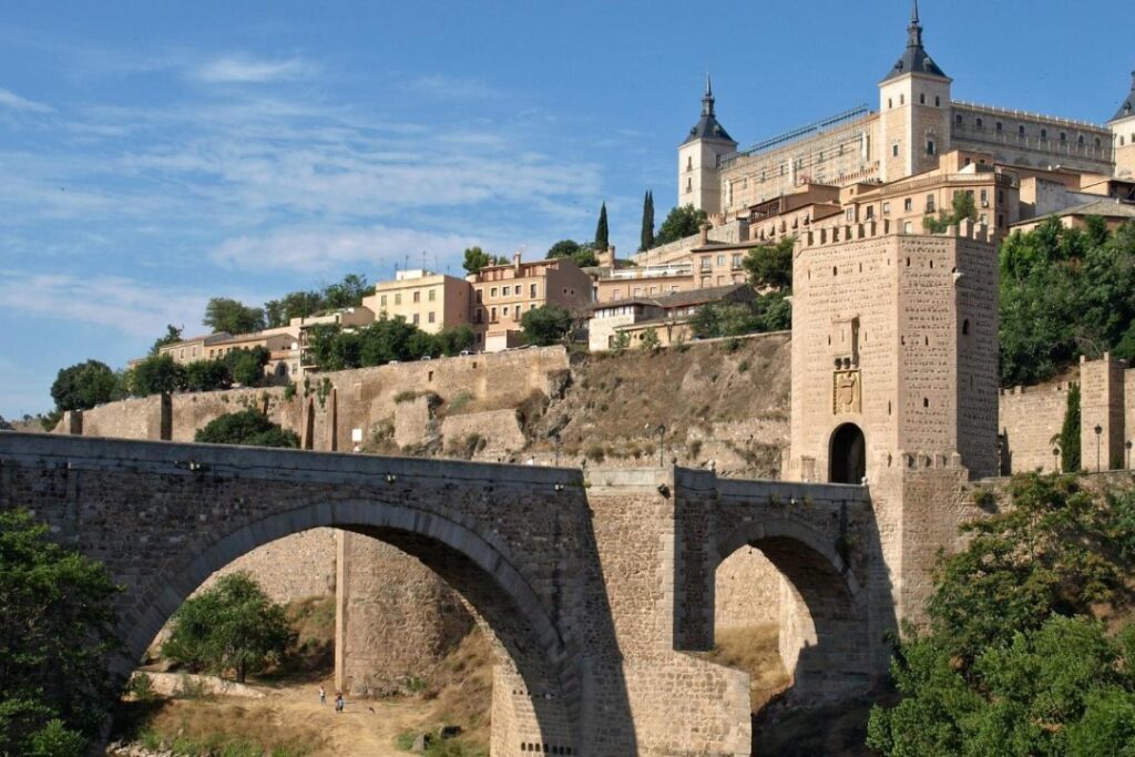 "Descubre los accesorios imprescindibles para un viaje a Toledo: Del sombrero a las botas en HolboxPhotos" "Descubre los accesorios imprescindibles para un viaje a Toledo: Del sombrero a las botas en HolboxPhotos"