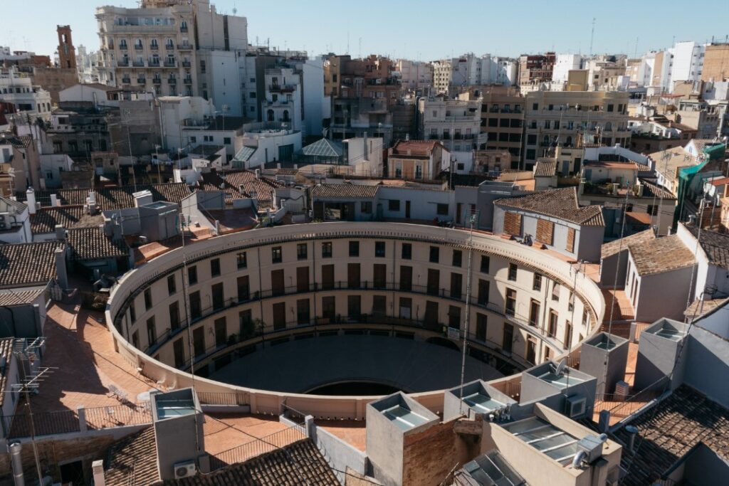 "Guía para mantenerte cálido y a la moda en Valencia durante el invierno: HolboxPhotos Plataforma" "Guía para mantenerte cálido y a la moda en Valencia durante el invierno: HolboxPhotos Plataforma"